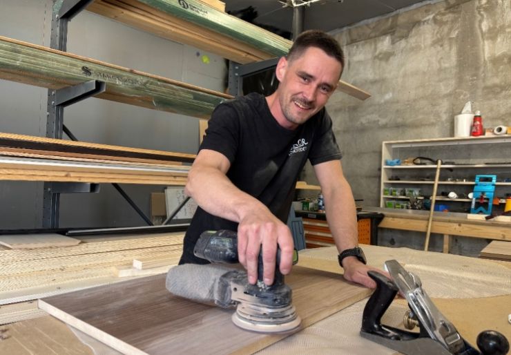 - Det beste med jobben min er at jeg bare har sjarmør-etappen! Vi kommer inn til ganske ryddige forhold, ofte etter at grovarbeidet er gjort, forteller dekorsnekker Hilmar Iversen
