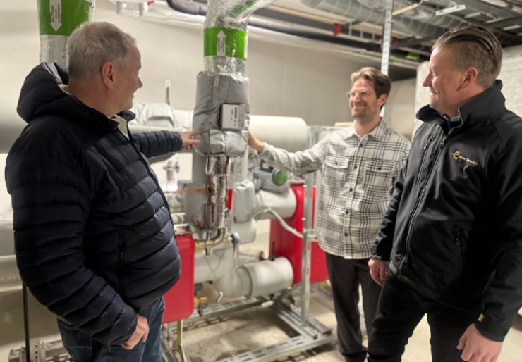 Norskproduserte isolasjonsputer - Energisaver Jarle Nedreberg fra Hafslund Celcio, sammen med Styreleder Øystein Leknes og Stian Kverneng, daglig leder i Energisaver. Foto: Norsk Byggebransje.