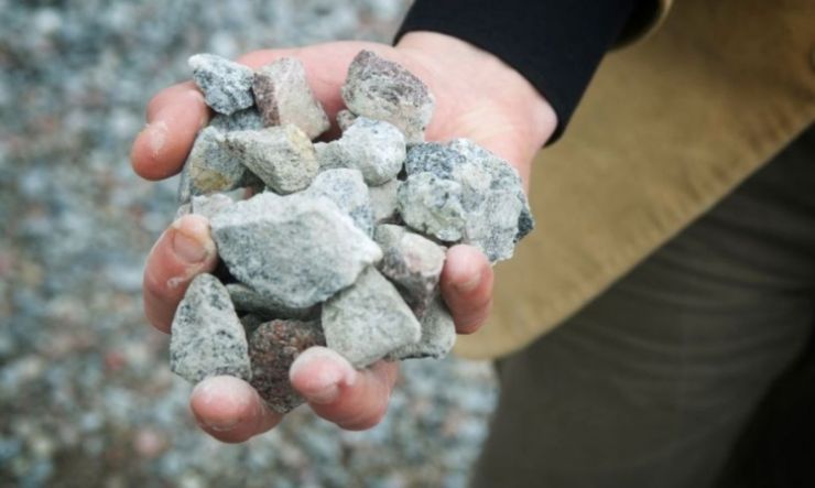 Overskuddsstein kan brukes til veibygging Knust overskuddsstein kan brukes til veibygging