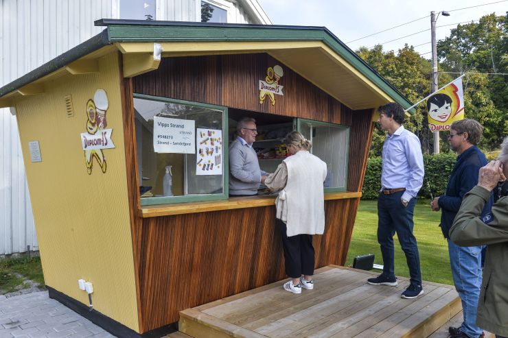 Diplom-is kiosk produsert av Tundøren i perioden 1965 til 1975 Strand leirsted i Sandefjord har restaurert en gammel iskiosk stand produsert av Tundøren mellom 1965 og 1975. Foto: Atle Møller