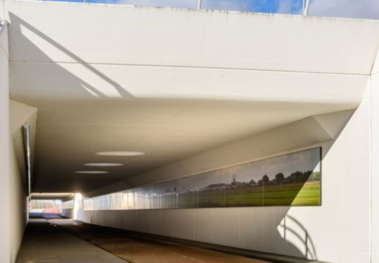 Steni Vision ble tunnel-kunst Hvordan gjøre en hundre meter lang sykkeltunnel til en kunstopplevelse? Det har de klart i Leiden i Nederland, med et helt spesielt fotoprint på fasadeplatene Steni Vision.