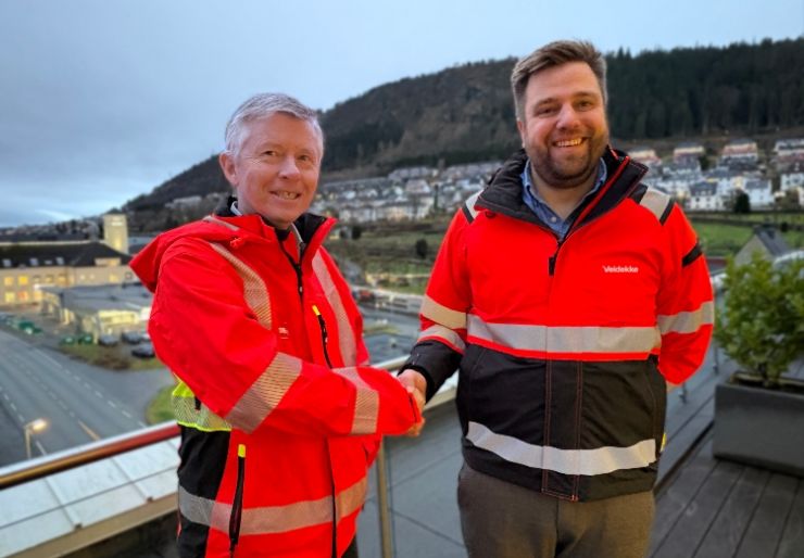 Hans Aakre (40) overtar første januar som distriktsleder for Veidekkes bygge­virksomhet i Bergensområdet etter Thor Småbrekke (64).  Aakre kommer fra stillingen som prosjektsjef i Veidekke. 
