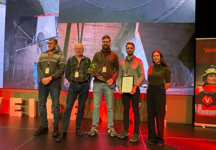 På Veidekkes årlige betongkonferanse ble Janusz Kott i går hedret som årets betongarbeider. I tillegg vant boligprosjektet Mariakvartalet i Oslo og Kattås Vannbehandlingsanlegg i Bærum prisene som Veidekkes beste betongprosjekter 2025.