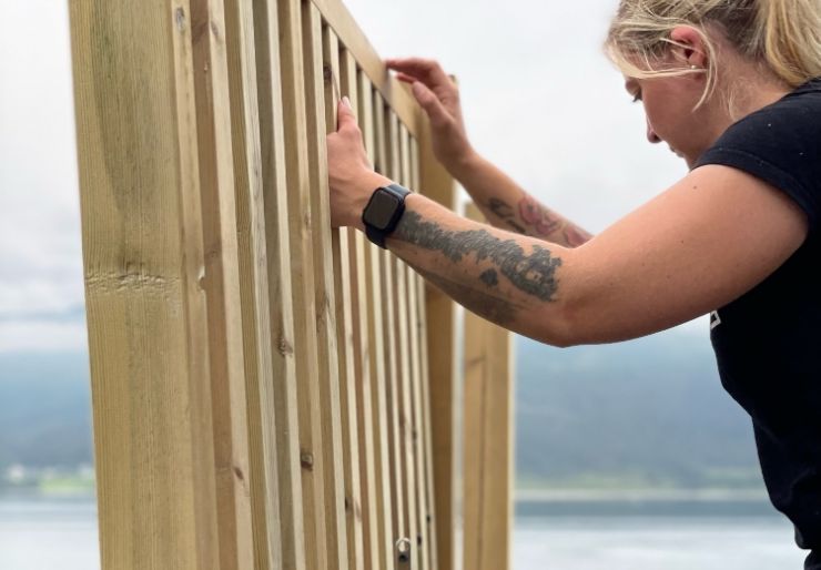 Jeg har lenge hatt lyst til å bli tømrer, men tvilte på at kroppen var sterk nok og usikker på om jeg klarte å henge med mannfolkene.  -På Instagram kom jeg over noen flotte damer som viste frem hverdagen sin og det ga meg 