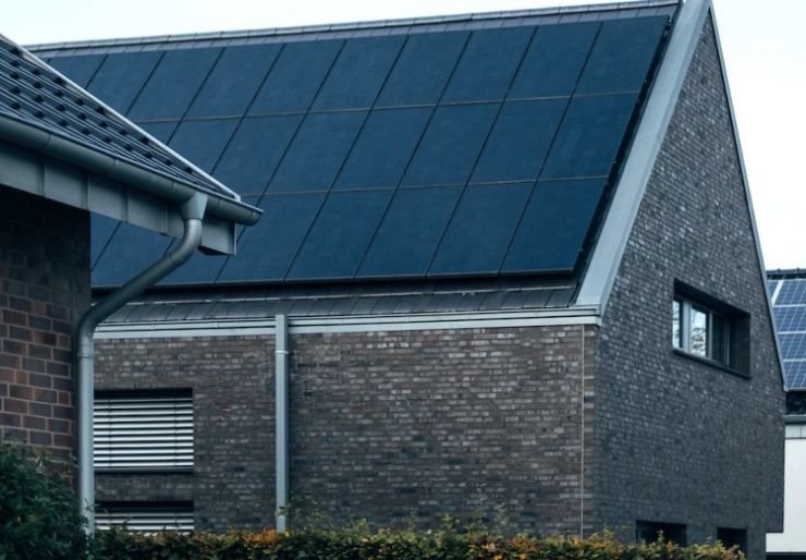 Solenergi bidrar til lavere kostnader siden det reduserer andelen energi som kjøpes fra nettet.