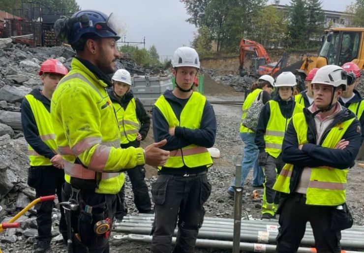 Vil få flere unge til å velge betongfaget Ø.M. Fjeld opplever tøff konkurranse om lærlingene i betongfaget. Nå prøver entreprenøren å vekke interessen allerede på Vg1, før elevene bestemmer hvilken retning de skal velge videre.