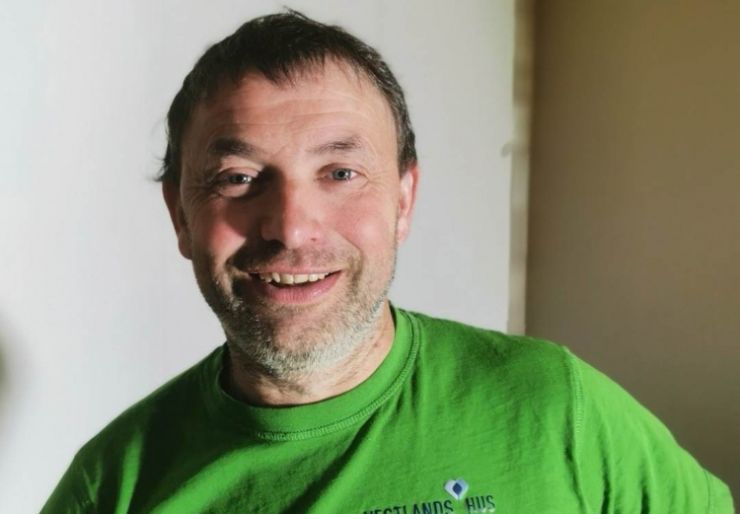 Han er kjent for sitt gode humør blant både kunder og kollegaer. Nå er snekkeren fra Nordfjord nominert til Norges Hyggeligste Håndverker.  Jan fra Nordfjord stortrives som snekker og nå er han nominert til Norges 