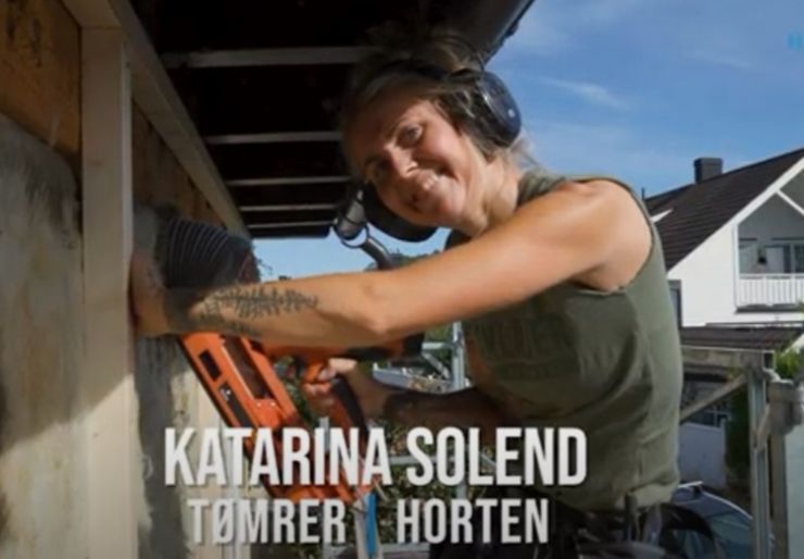 Katarina er et fantastisk forbilde for snekkeryrket. Hun brukte tid på å satse på det hun egentlig ville - men da det endelig ble snekker av henne, falt alle brikkene på plass. Hun elsker jobben sin, og det lyser energi og arbeidsglede av denne sprudlende